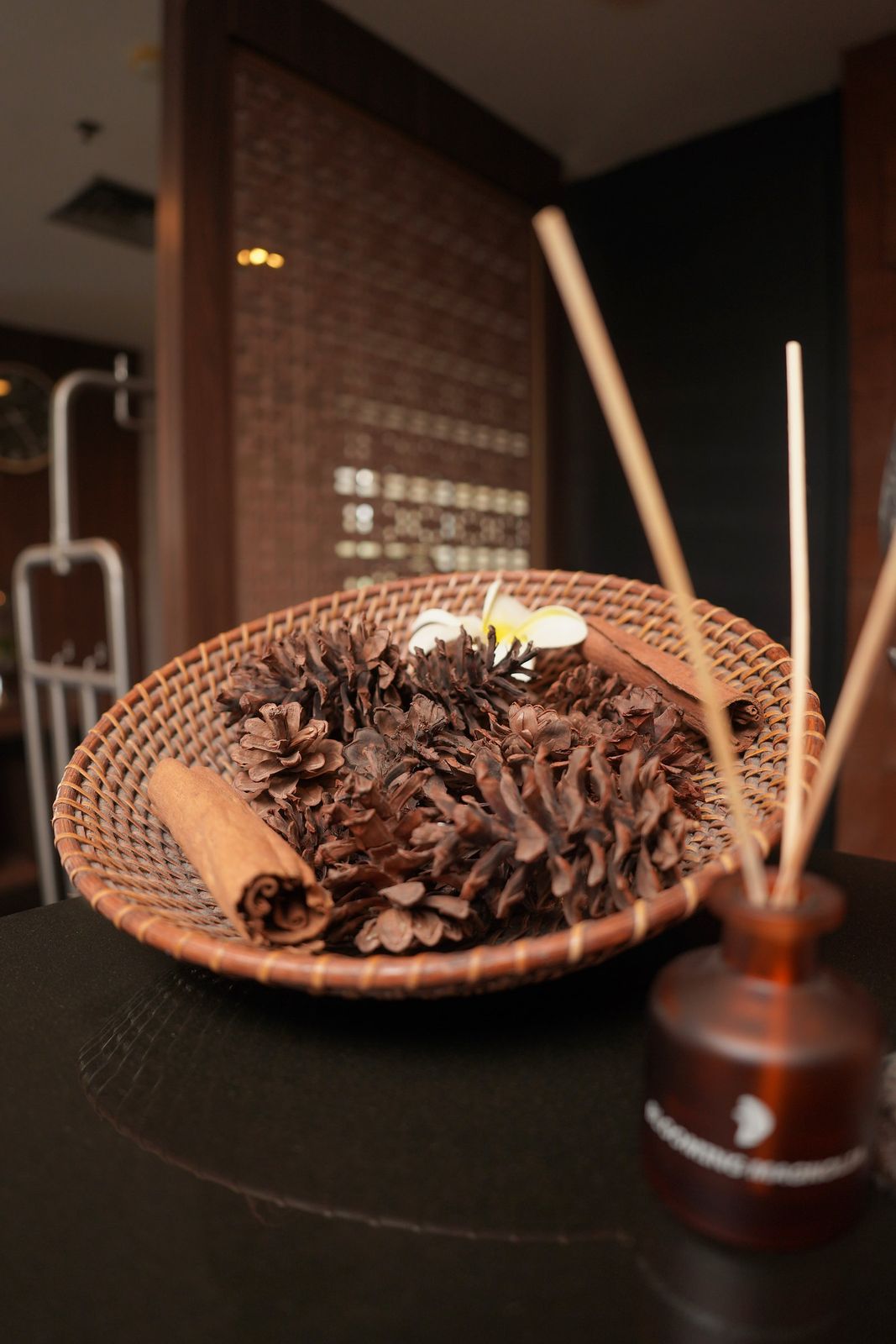 Detail aroma diffuser dan pinus kering