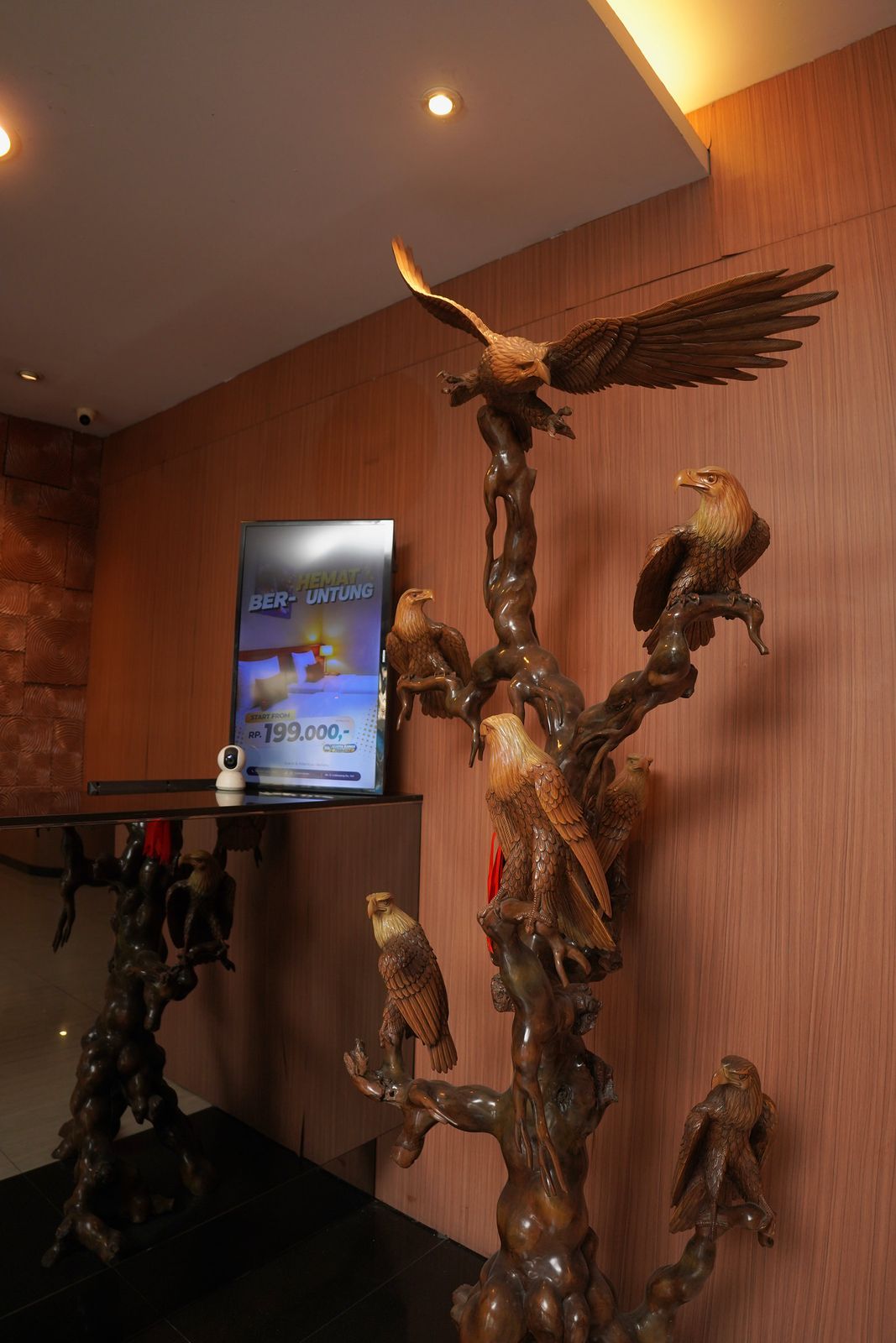 Ornamen kayu di lobby