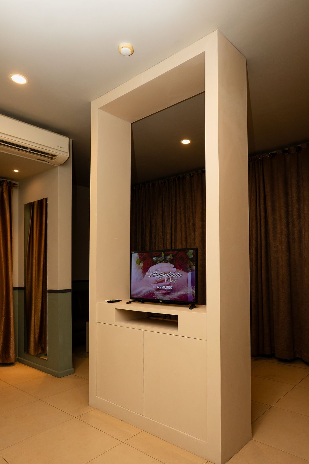 Executive Room, foyer & TV