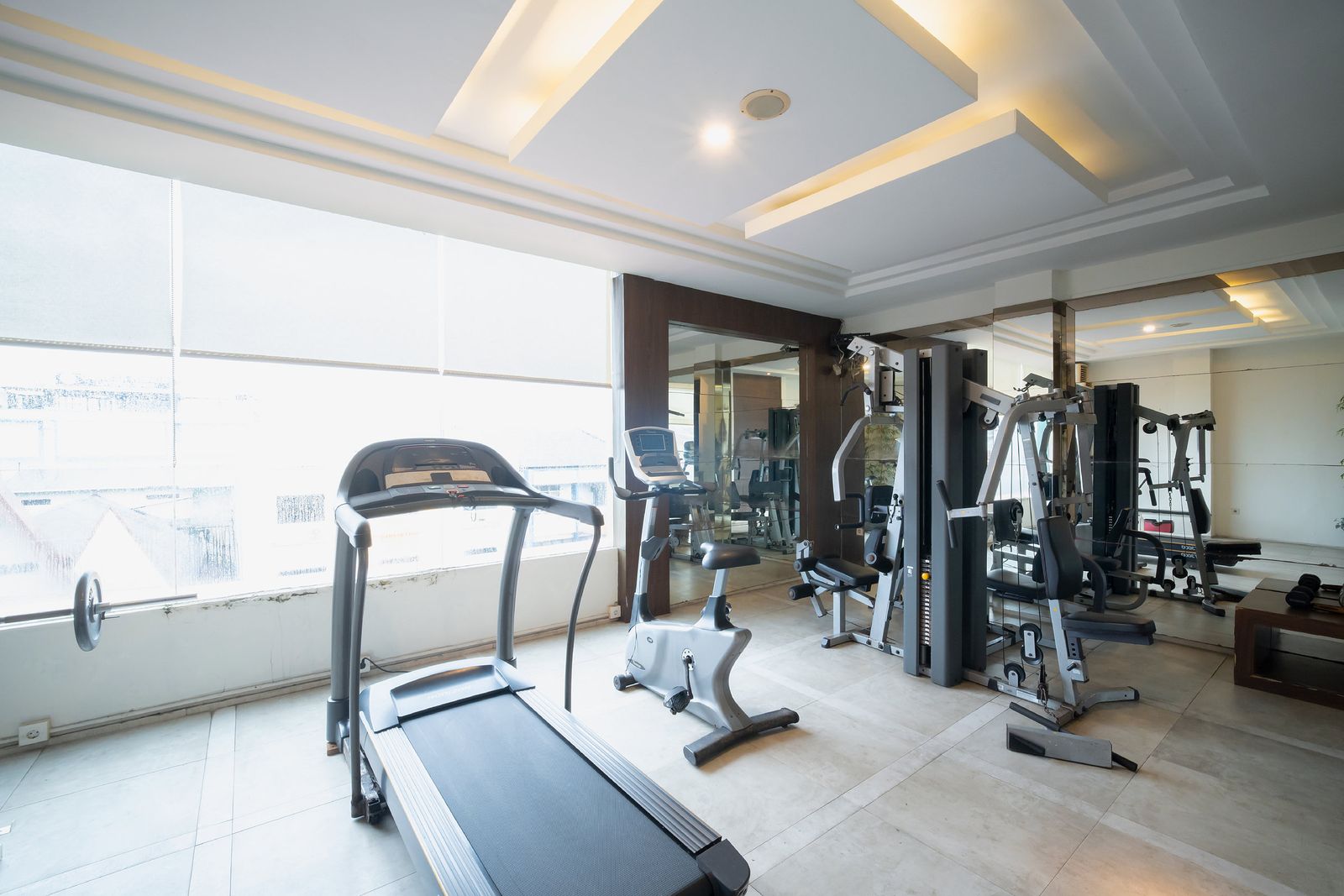Fitness center dengan treadmill dan alat beban